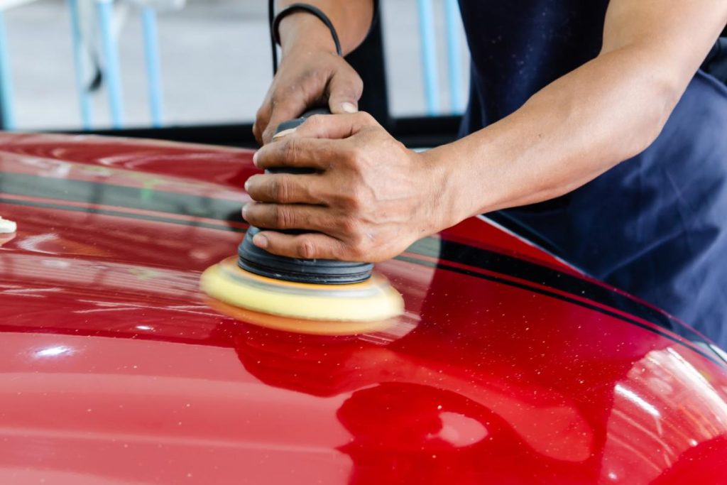 serviços de estética automotiva (1): homem limpando o carro