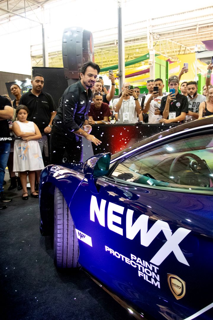 Novos produtos e equipamentos sendo apresentados na feira para estética automotiva e lava-rápido.