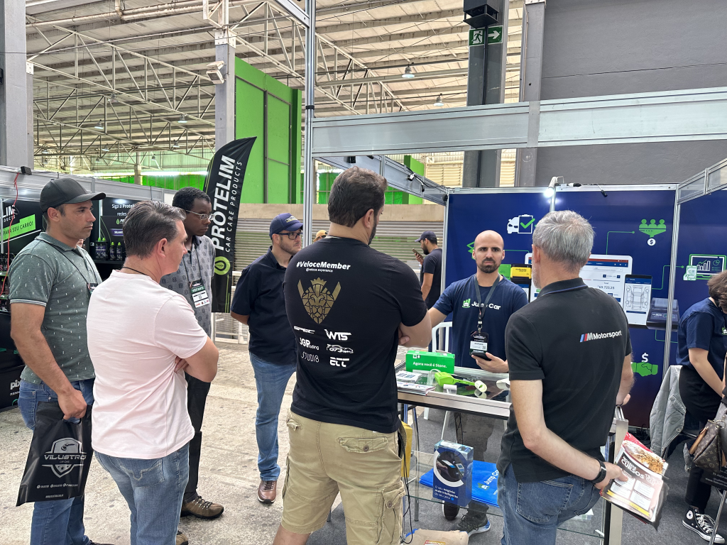 Expositores destacando novidades em produtos na Feira Speed Way Detailer.