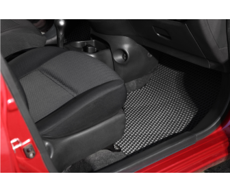 Resultado final da limpeza de carpete automotivo com aspecto renovado.