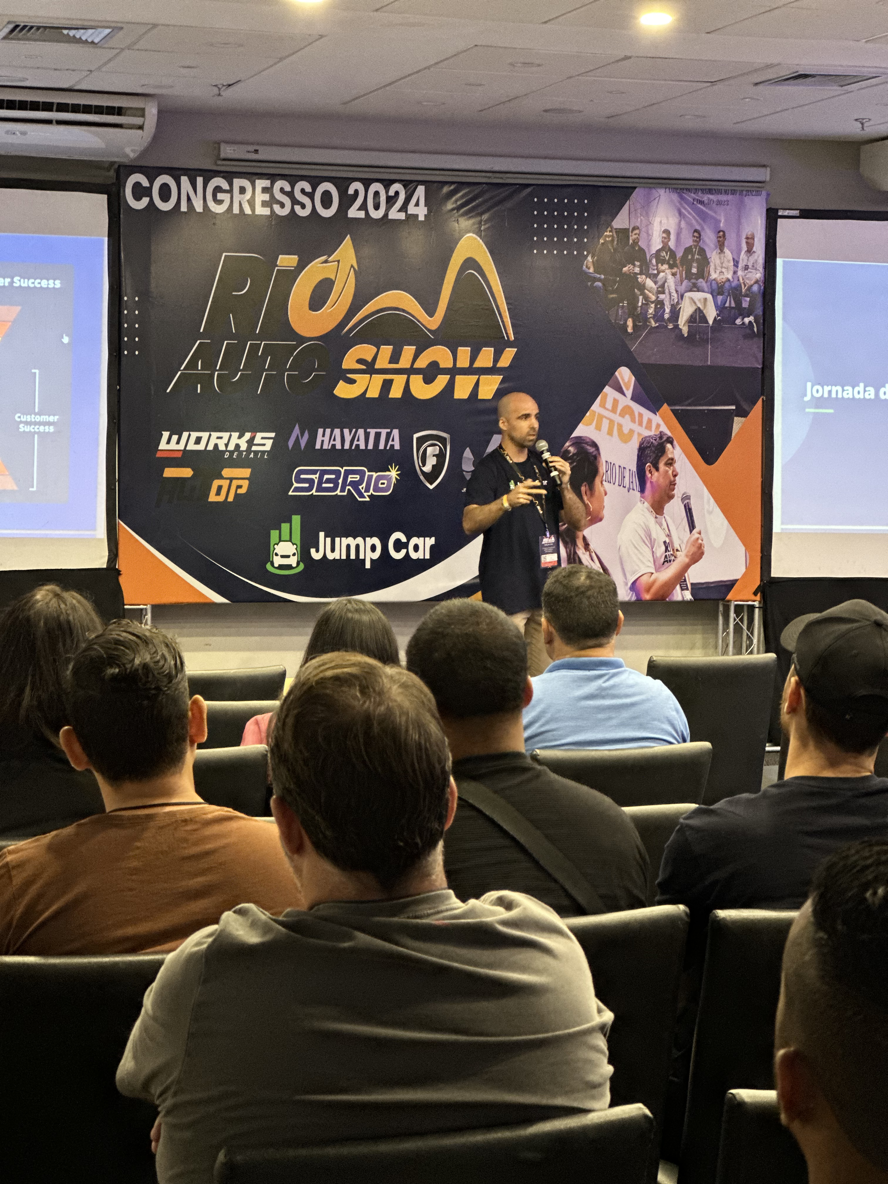 Profissionais assistindo a uma palestra sobre inovações na feira para estética automotiva e lava-rápido.